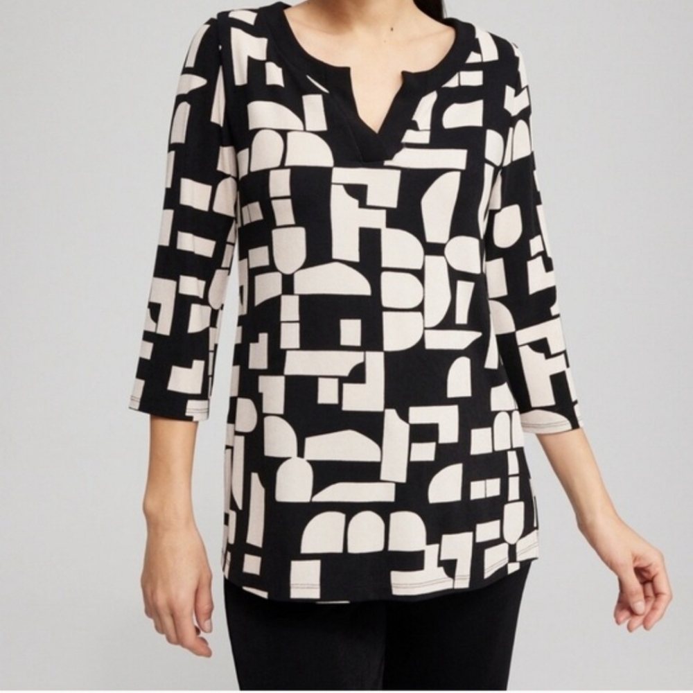 NWOT Chico’s Travelers Block Back and Cream Print Split Neck Blouse Size 1